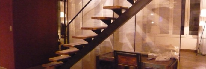 escalier métallique de style industriel avec des marches en bois, bureau industriel et rideaux japonais